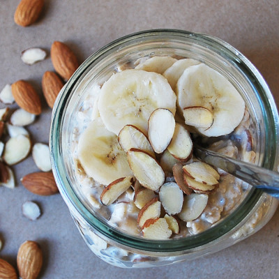 Gruau sans cuisson aux bananes et amandes