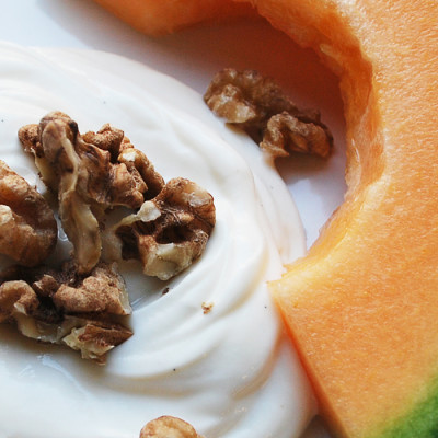 Déjeuner au yogourt garni de cantaloup