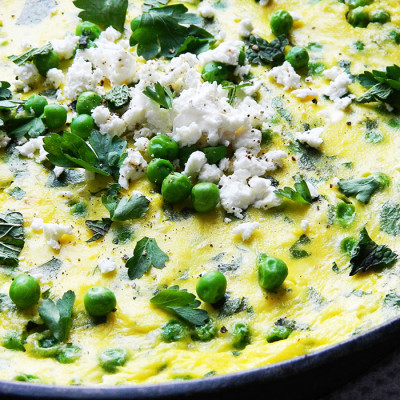 Frittata aux pois verts, feta et fines herbes