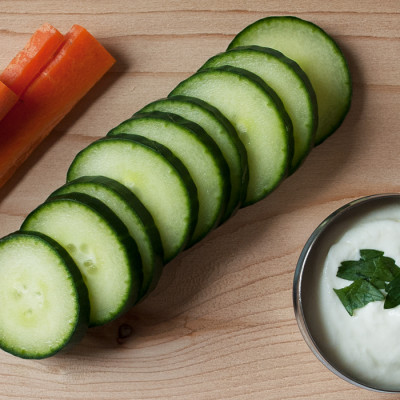 Trempette au yogourt, au citron et à l’ail