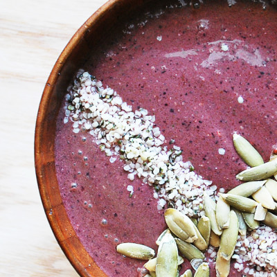 Smoothie aux petits fruits dans un bol