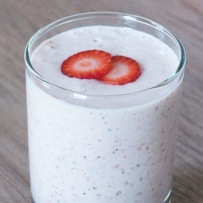 Smoothie au gruau, aux fraises et bananes