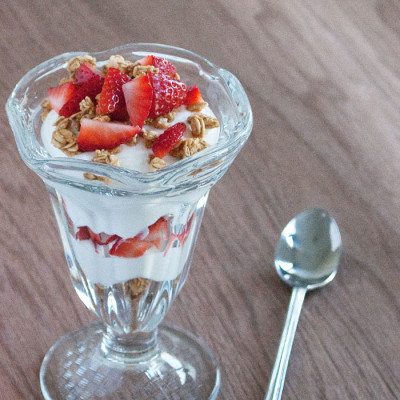 Parfait aux fraises et à la vanille garni de granola