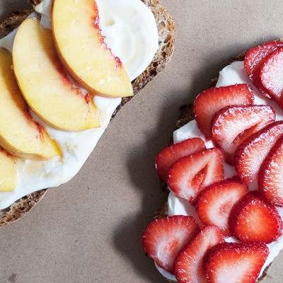 Rôties garnies de yogourt et de fruits de saison