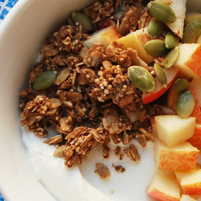 Parfait au yogourt à la vanille garni de granola, poires et graines de citrouille